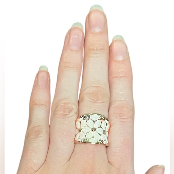 Rose Gold White Daisy Flower Band - Picture 2 of 5